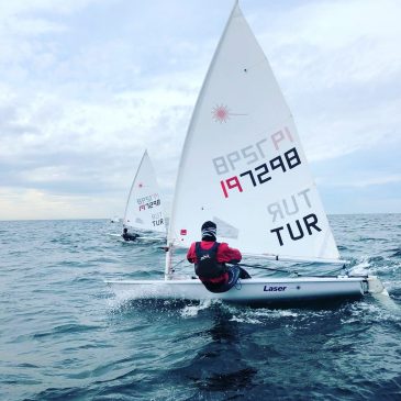 Almanya Kiel’de düzenlenen Laser Radial Dünya Gençler Şampiyonası’na sporcumuz Ege DÜNDAR katılıyor